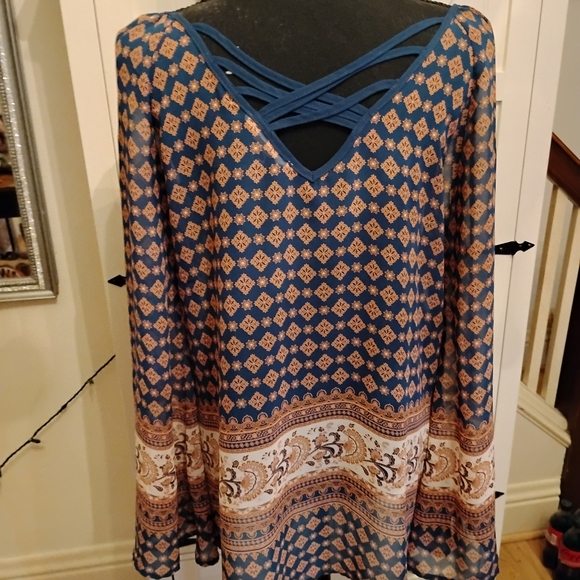 Elegant Women's Blue and Tan Patterned Blouse - Picture 2 of 7